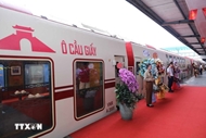 Australian writer shares impressions of Hanoi’s “Five City Gates” tourist train